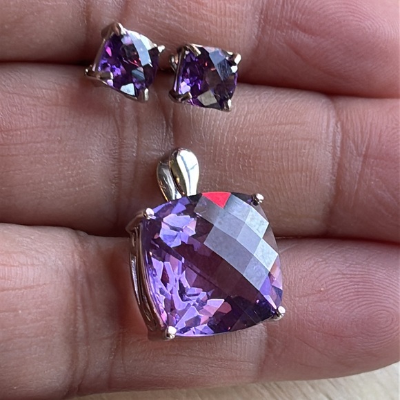 10k Gold Earrings & 14k Gold Pendant Lot